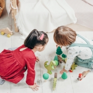 Twee meisjes kinderen spelen met speelgoed