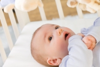 Een baby in de wieg kijken naar zijn/haar verzorger